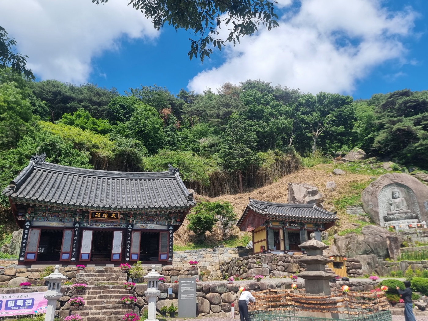 경남 밀양 만어산에 위치한 만어사 대웅전 전경. 고즈넉한 산사와 전통 한옥 양식의 불전이 어우러진 모습.