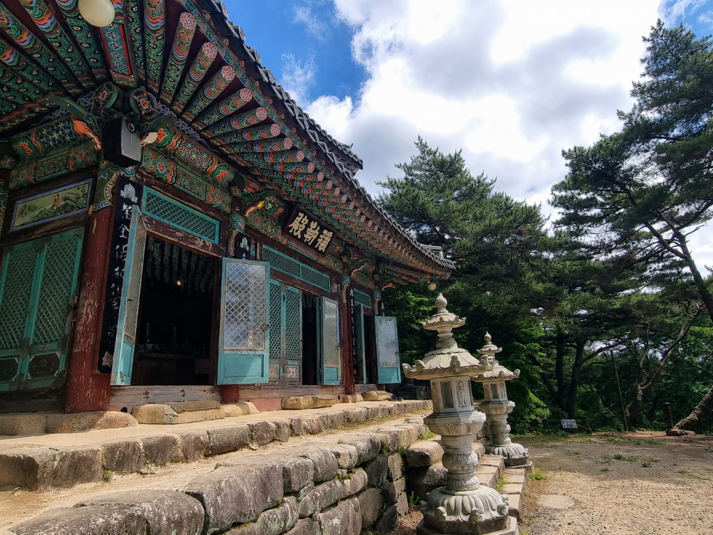밀양 만어사 미륵전 전경
