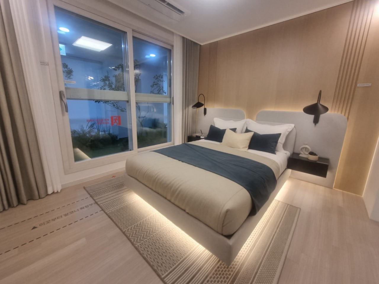 큰 창과 침대가 있는 명지 빌리브 듀클래스 안방